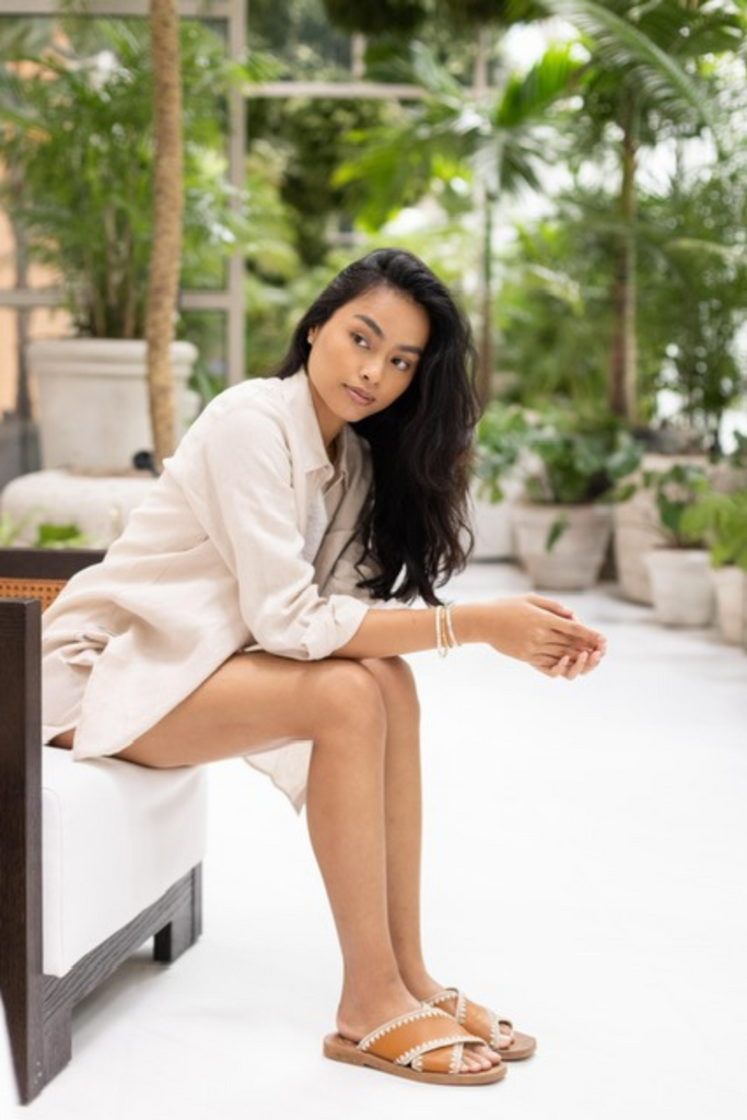 Model wearing the classic linen shirt in oat
