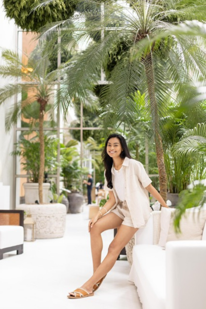 Woman wearing the classic linen short sleeves shirt in oat