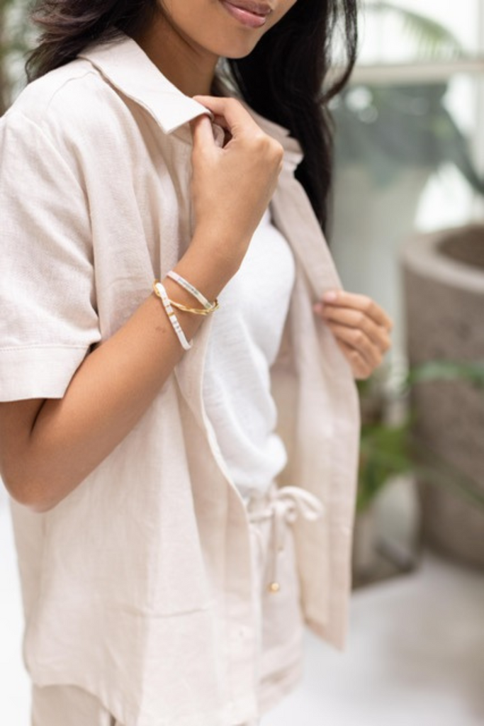 Woman wearing the classic linen short sleeves shirt in oat