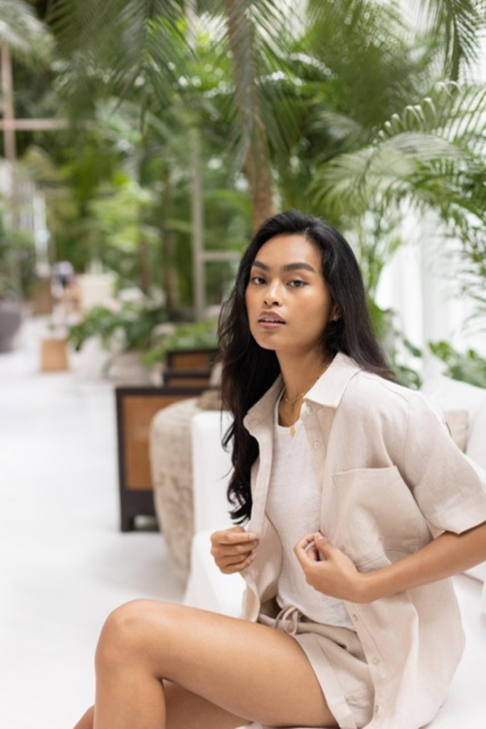 Woman wearing the classic linen short sleeves shirt in oat